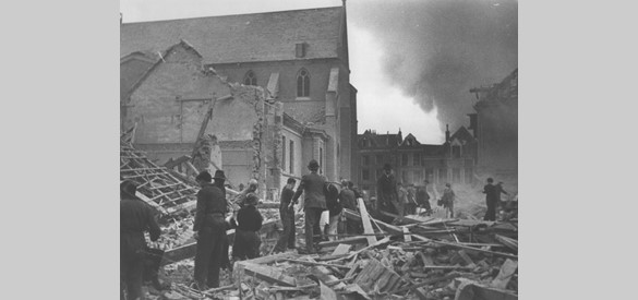 Ook de oostzijde van het Broederenkerkplein werd zwaar getroffen door het bombardement.